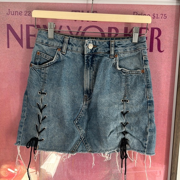 DISTRESSED TOPSHOP DENIM MINI SKIRT - Picture 1 of 2